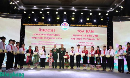 Đại tá Đao-kay Lợt-li-văn và Đại tá Nguyễn Quốc Hiếu trao học bổng cho các em học sinh. Ảnh: Viết Lam