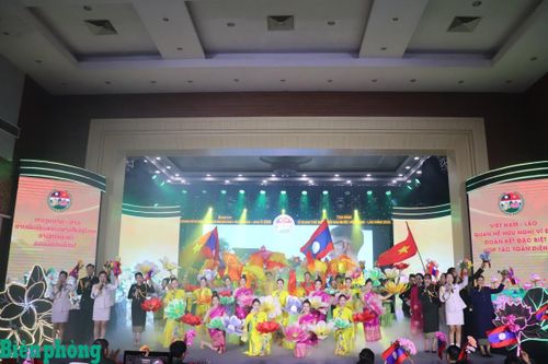Tiết mục văn nghệ đặc sắc trong chương trình. Ảnh: Viết Lam