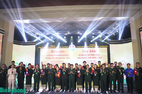 Các đại biểu chụp ảnh lưu niệm sau khi kết thúc chương trình. Ảnh: Viết Lam