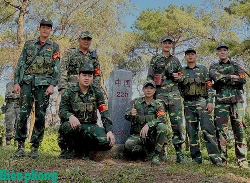 Súc Sa Máy (thứ 3, từ phải sang) trong giờ học thực hành trên thao trường. Ảnh: Duy Khiêm
