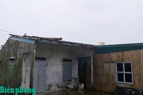 Một số nhà dân trên địa bàn bị ảnh hưởng do mưa lớn, gió mạnh trong bão số 1. Ảnh: Hữu Khoa
