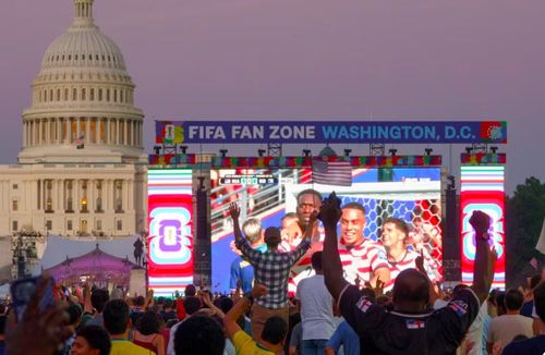 Người hâm mộ reo hò khi đội tuyển Mỹ ghi bàn trong trận đấu với đội Bosnia and Herzegovina tại FIFA Fan Zone ở National Mall ngày 1/7. (Ảnh: Getty)