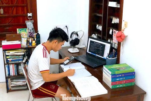 Nam thường lên mạng học các khóa online và tìm thêm bài tập để luyện.