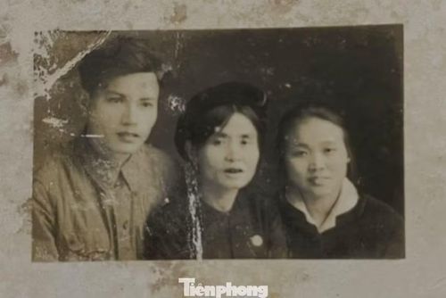 Bức ảnh mẹ Lê Thị Sáu chụp với vợ chồng người con trai cả Lê Huy Minh trước ngày anh vào Nam chiến đấu.