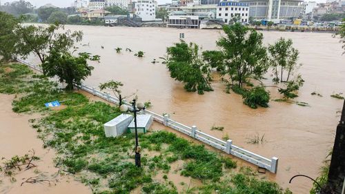 Thông tin từ phường Móng Cái 2 và 3, nước trên sông Ka Long dâng cao do mưa lớn gây ngập toàn bộ hệ thống đường hai bên bờ sông. Cầu phao KM3+4-Cảng ICD Thành Đạt, phường Móng Cái 3 bị ngập do nước lũ dâng cao.
