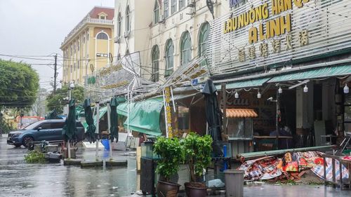Bão gây đổ bảng biển, mái tôn tại khu vực phố ẩm thực ngay gần cầu Ka Long thuộc phường Móng Cái 2.