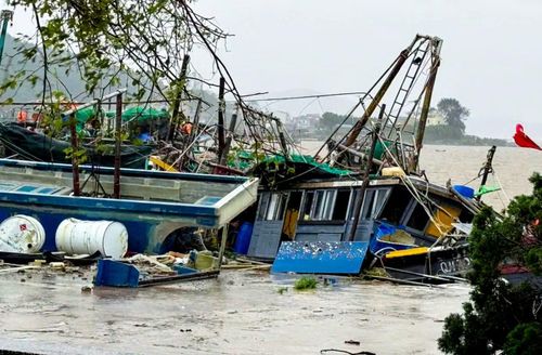 Bão kèm theo gió giật làm đắm và hư hỏng khoảng 20 tàu cá của ngư dân. Hiện tại chính quyền phường đang chờ thủy triều lên để tiến hành trục vớt, đưa số tàu cá thiệt hại về khu vực neo đậu an toàn.