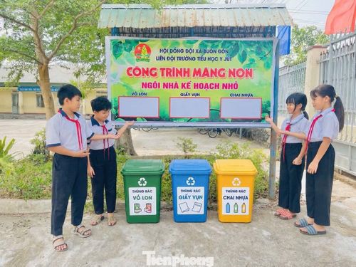 Từ những chai nhựa, vỏ lon, giấy vụn tưởng chừng bỏ đi, các em đội viên đã cùng nhau tạo nên những hành động đẹp, lan tỏa ý thức bảo vệ môi trường và tinh thần tiết kiệm đến bạn bè, thầy cô.