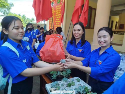 Hoạt động đổi rác lấy cây xanh là một trong những điểm nhấn của Chiến dịch Thanh niên tình nguyện Hè. Thông qua cách làm sinh động và gần gũi, chương trình truyền đi thông điệp bảo vệ môi trường không phải việc của riêng ai, mà cần sự góp sức của mỗi cá nhân, mỗi gia đình.