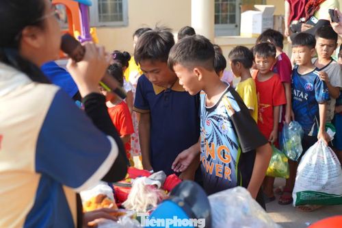 Mọi người mang theo các loại rác tái chế như chai nhựa, lon bia, giấy vụn, rác thải điện tử… đến để đổi quà. Mỗi túi rác mang tới là thông điệp về ý thức bảo vệ môi trường của người dân địa phương.
