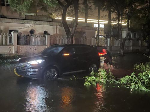 Phường Móng Cái 1 khẩn trương khắc phục hậu quả bão ngay trong đêm. Một số ô tô bị đã bị ảnh hưởng do ngập nước.