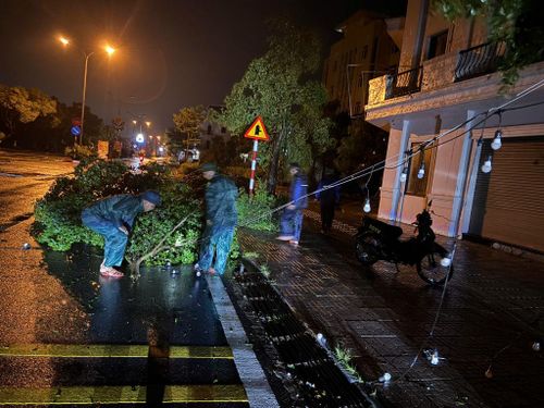 Cây xanh, bảng biển quảng cáo bị gãy đổ được thu dọn ngay trong bão, đảm bảo an toàn cho người dân.