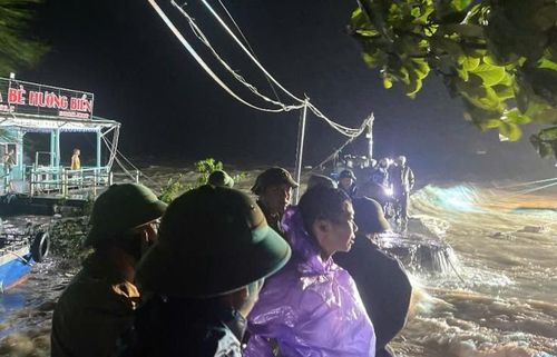 Các lực lượng hỗ trợ ngư dân chằng chống, gia cố tàu thuyền, sắp xếp lại vị trí neo đậu nhằm hạn chế va đập, bảo vệ an toàn cho các phương tiện.