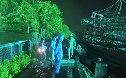Lực lượng chức năng xã Quảng Hà xuyên đêm thông tuyến giao thông sau bão số 1.