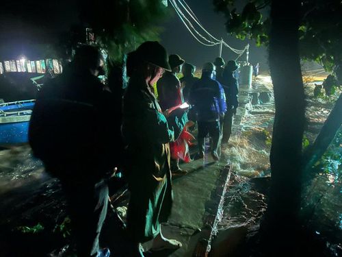 UBND xã Quảng Hà đã chỉ đạo Ban Chỉ huy Quân sự xã, Công an xã cùng các lực lượng xung kích, dân quân tự vệ và đoàn viên thanh niên khẩn trương có mặt tại hiện trường.