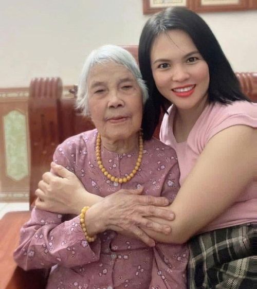 Chị Ngọc bên mẹ