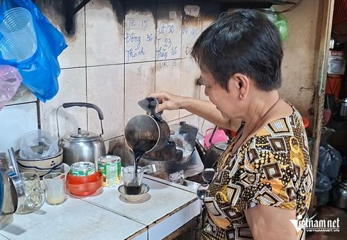 Cho đến nay, bà Chín vẫn giữ cách pha cà phê như thời cô và dượng của mình