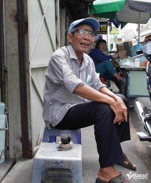 Mỗi khi đến quán, họ thường ngồi trò chuyện, ôn lại chuyện xưa hoặc chỉ đơn giản là ngồi ngắm đường phố