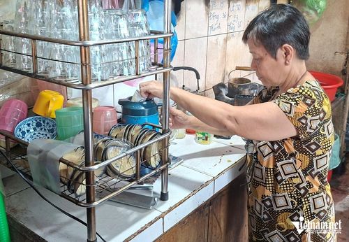 Bà Chín cho biết quán nhỏ trước đây do cô, dượng của mình gây dựng