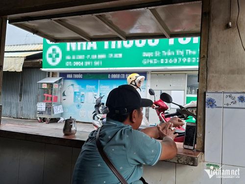 Người khách giấu tên cho biết, khi mới 5 tuổi ông đã theo bố đến quán cà phê này uống nước