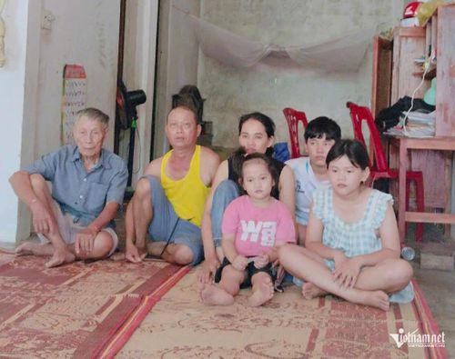 Những ngày vợ chồng anh Vệ được ở nhà quây quần với các con và gia đình như này thật hiếm hoi