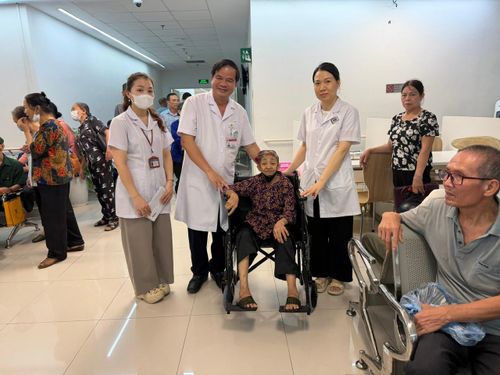 Bệnh nhân được thăm khám miễn phí. Ảnh: BVCC.