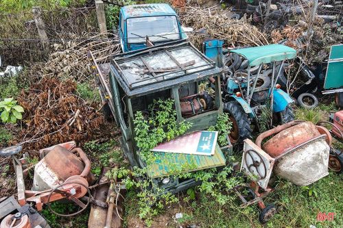 Những chiếc ô tô sau tai nạn hoặc hết niên hạn sử dụng được tập kết về thành từng bãi lớn nằm dọc quốc lộ.