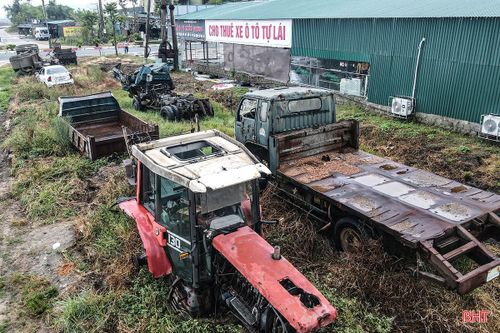 Có những khu vực xe hư hỏng được tập kết với số lượng lớn nằm lộ thiên.