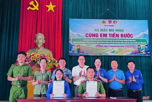 Mô hình "Cùng em tiến bước" được triển khai rộng rãi với quy mô toàn tỉnh. Trong ảnh: Các đơn vị tổ chức ra mắt mô hình.