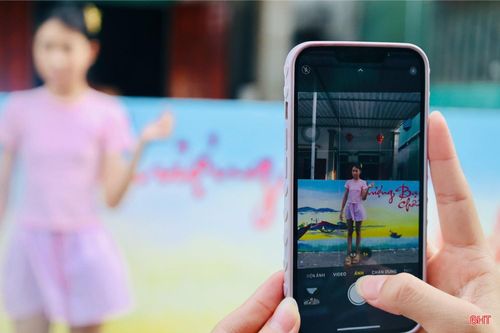 Nhiều bạn trẻ còn quay video, sáng tạo nội dung để chia sẻ trên các nền tảng mạng xã hội, góp phần lan tỏa hình ảnh "làng bích họa" đến đông đảo du khách.