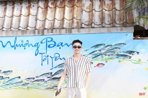 Anh Võ Văn Đức (xã Cẩm Hưng) cho biết: "Tôi biết đến làng bích họa qua mạng xã hội nên cuối tuần tranh thủ đến tham quan. Thực tế đẹp hơn nhiều so với hình ảnh trên mạng, mỗi bức tranh đều được đầu tư công phu và có nhiều góc chụp rất ấn tượng. Tôi tin nơi đây sẽ trở thành điểm đến được nhiều người trẻ lựa chọn khi đến Thiên Cầm".