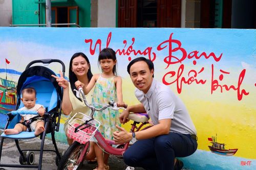 Không chỉ giới trẻ, nhiều gia đình cũng dành thời gian tham quan "làng bích họa" sau khi vui chơi tại biển Thiên Cầm.