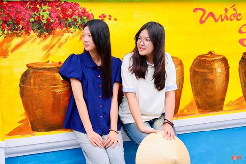 Em Ngô Minh Anh (áo xanh, xã Thiên Cầm) chia sẻ: “Trước đây em thường chụp hình ở biển vì quanh đây chưa có nhiều điểm check-in khác. Nhưng từ khi "làng bích họa' hoàn thành, em và bạn bè có thêm một không gian rất đẹp để lưu lại kỷ niệm. Em thích nhất là những bức tranh về làng chài vì nhìn vào thấy hình ảnh quê hương mình rất gần gũi, thân thuộc”.