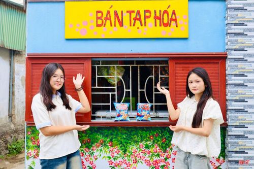 Góc cửa hàng tạp hóa quen thuộc được khoác lên diện mạo mới bằng những bức vẽ đậm chất làng biển, trở thành một trong những điểm được nhiều du khách dừng chân chụp ảnh.