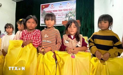 Những phần quà ý nghĩa gồm ba lô, quần áo, vở viết và dép mới sẽ tiếp động lực cho các em vùng biên trước thềm năm học mới. (Ảnh: TTXVN phát)
