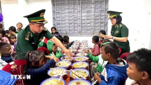 Trong khuôn khổ chương trình, Ban tổ chức và các thành viên trong đoàn thiện nguyện đã chuẩn bị hơn 200 tô bún Huế phục vụ miễn phí cho người dân và các em nhỏ tại chương trình. (Ảnh: TTXVN phát)