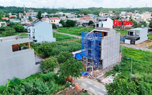 Người dân bắt đầu xây dựng nhà ở nhiều hơn tại khu tái định cư Long Bửu 2.