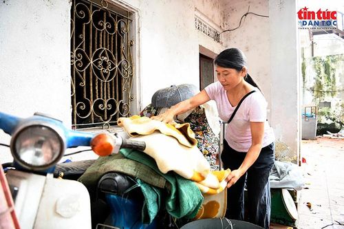 Người dân thu dọn đồ đạc, bàn giao mặt bằng phục vụ thi công dự án.