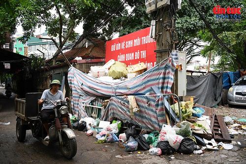 Rác thải tập kết quanh khu vực dự án, làm mất mỹ quan đô thị và ảnh hưởng đời sống người dân.