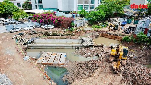 Máy móc được huy động thi công hạng mục cống hóa mương.