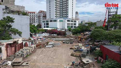 Toàn cảnh khu vực dự án cống hóa mương và xây dựng tuyến đường từ phố Núi Trúc đến phố Sơn Tây.