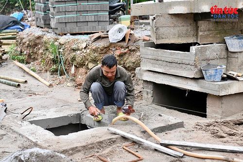 Công nhân hoàn thiện các hạng mục kỹ thuật trên tuyến.