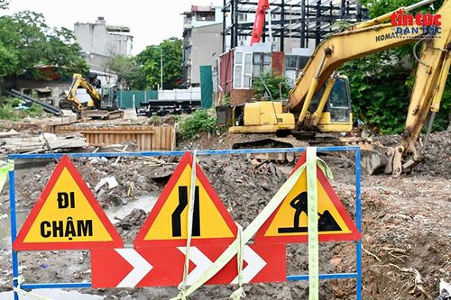 Khu vực công trường được rào chắn, đặt biển cảnh báo đảm bảo an toàn.
