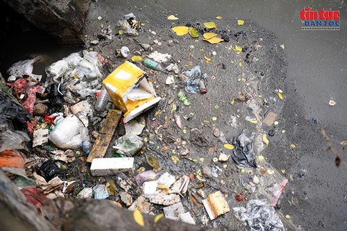 Rác thải tồn đọng dưới lòng mương, ảnh hưởng môi trường khu dân cư.