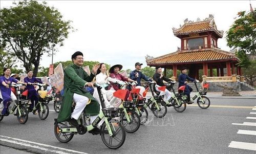 Chương trình quy tụ 200 người tham gia, mặc áo dài truyền thống và đạp xe qua nhiều tuyến đường.
