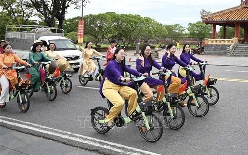 Chương trình quy tụ 200 người tham gia, mặc áo dài truyền thống và đạp xe qua nhiều tuyến đường.