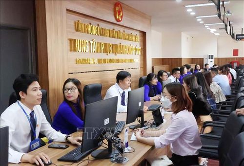 Hoạt động tại Trung tâm Phục vụ hành chính công tỉnh Khánh Hòa. Ảnh minh họa: Tiên Minh/TTXVN