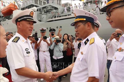 Đại tá Phạm Tiến Dũng (phải), Phó Tham mưu trưởng Vùng 2 Hải quân Việt Nam và Đại tá Hứa Kiến Quốc (trái), Chỉ huy Biên đội 83 Hải quân Trung Quốc.