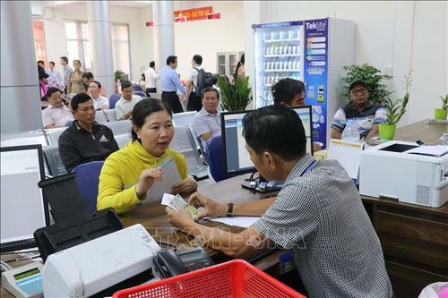 Công dân đến Trung tâm phục vụ hành chính công thành phố Cần Thơ thực hiện các thủ tục hành chính. Ảnh tư liệu: Ngọc Thiện/TTXVN.