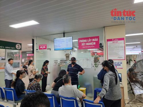 Xếp hàng làm thủ tục khám chữa bệnh.